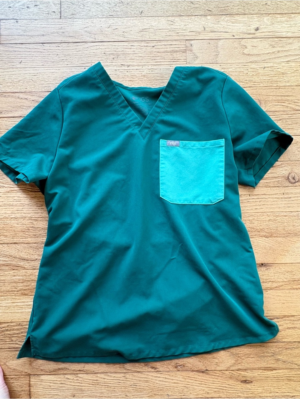 Green Figs Women’s Catarina scrub top- M- colored pocket